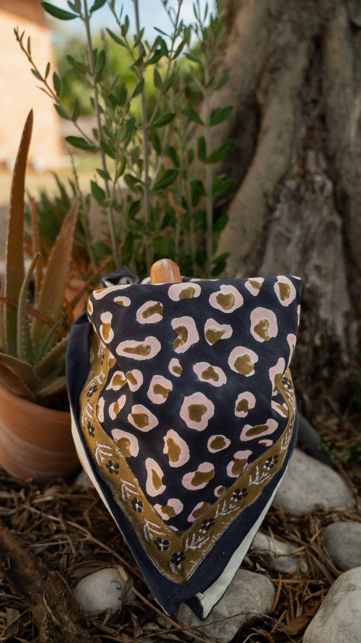 Petit foulard LÉOPARD bleu marine